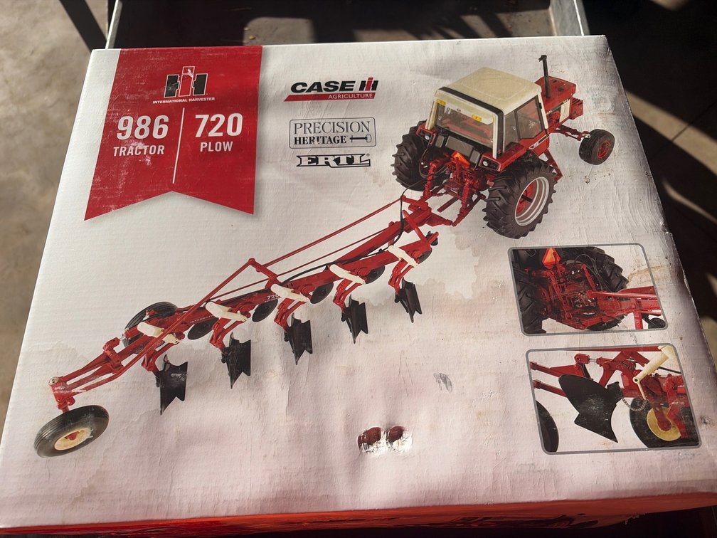 (1) ERTL Precision Heritage 1/16 Scale International Harvester 986 Tractor and 720 Plow in Box