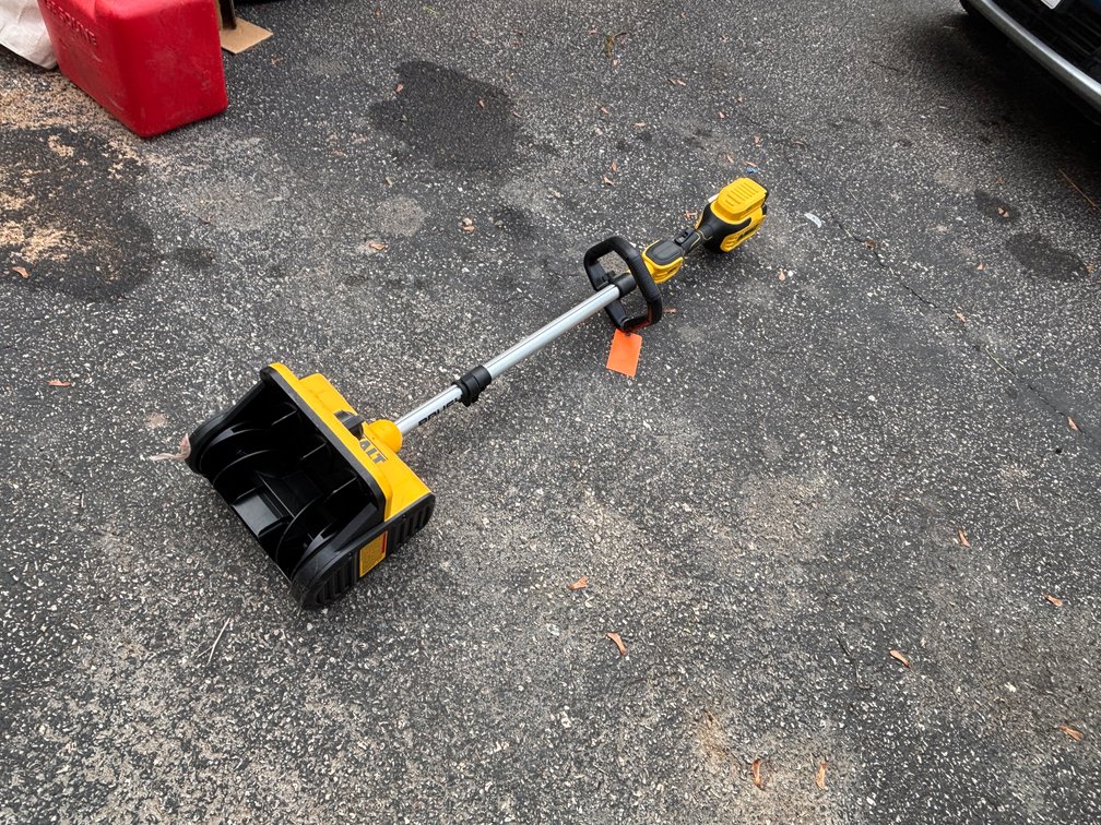 DeWalt 20V Snow Broom (Fountain City, WI)