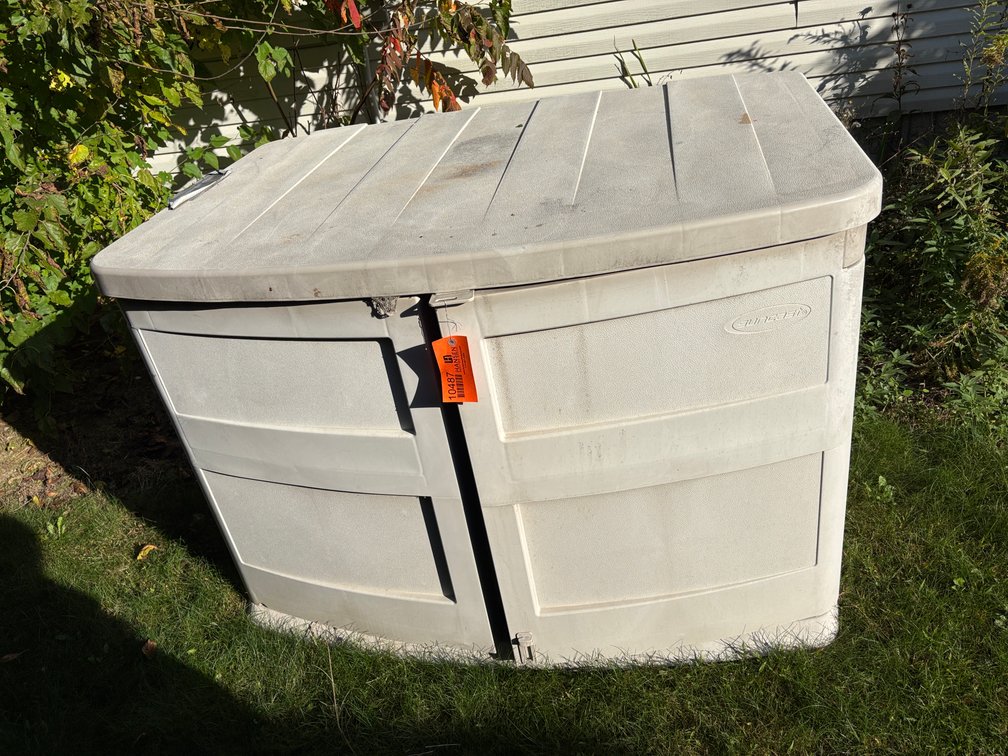 SunCast Plastic Storage Box
