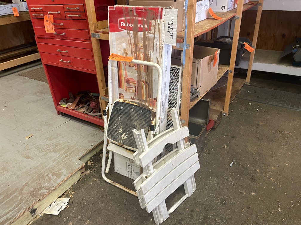 Rubbermaid Wire Shelf Unit in Box