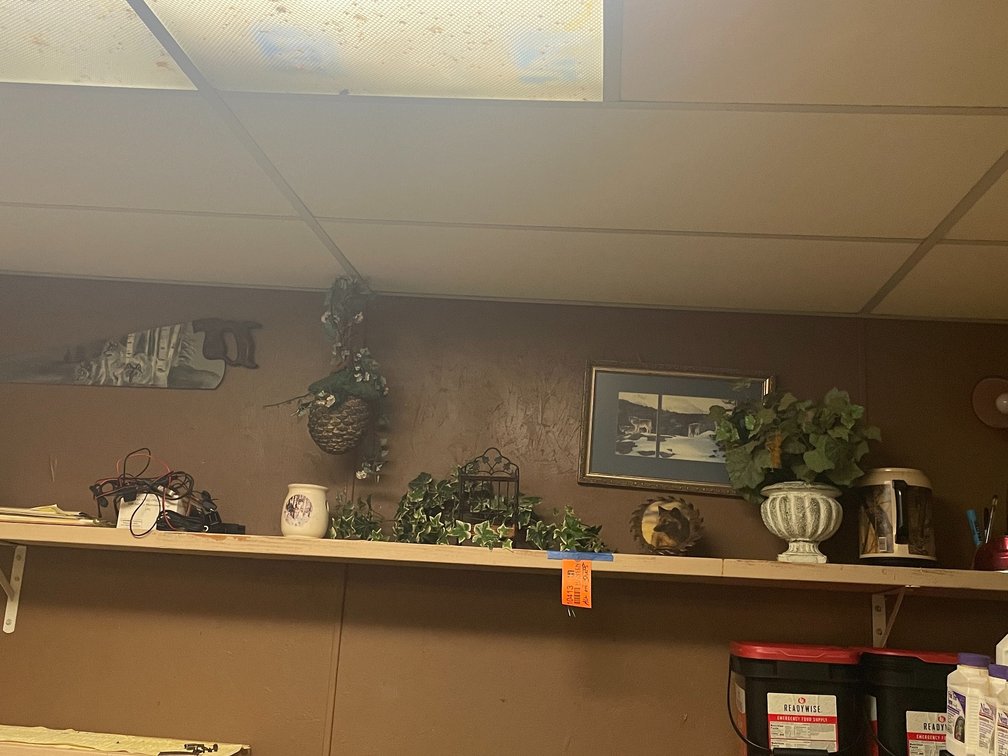 (8) Wall Hangings