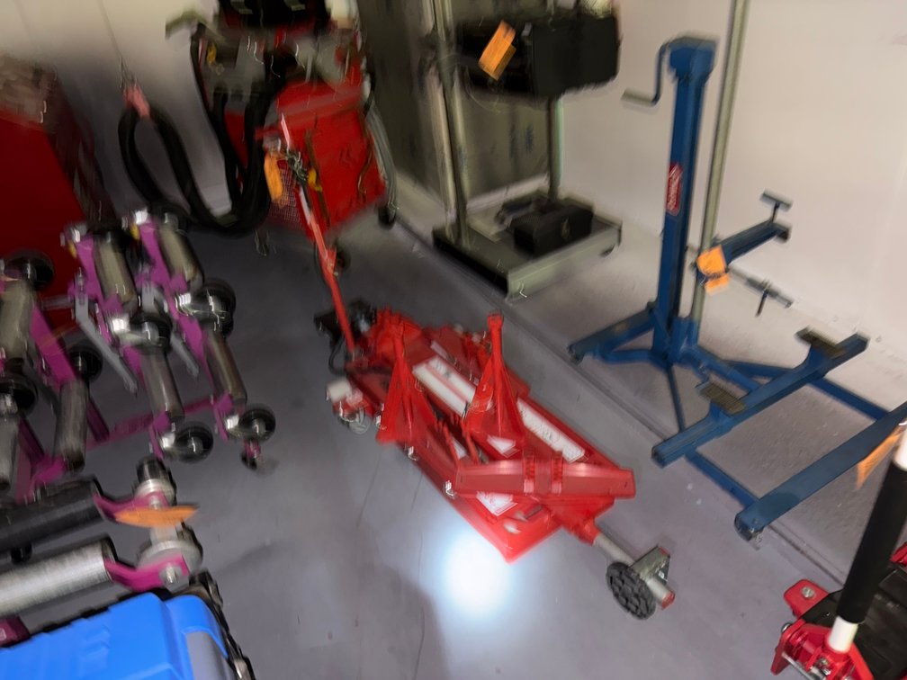 Esco Astro Pneumatic Vehicle Lift