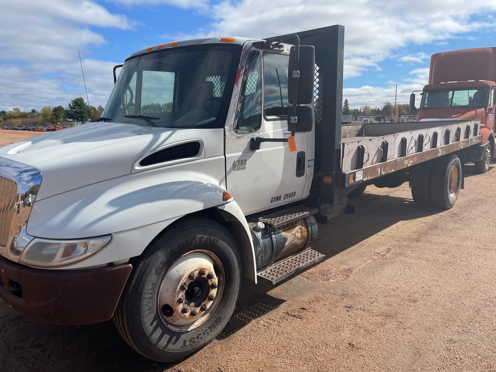2001 International Tilt Bed Truck (Has WI Title)