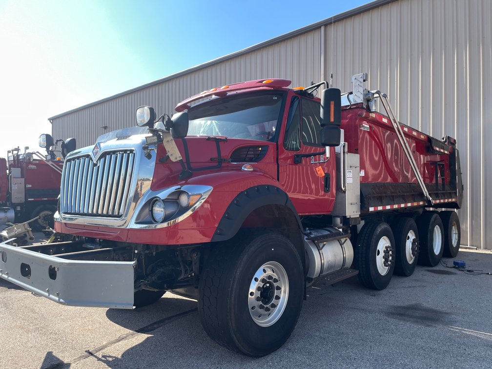 2018 International 7600 Quad Axle Dump Truck (Has WI Title) with Accessories