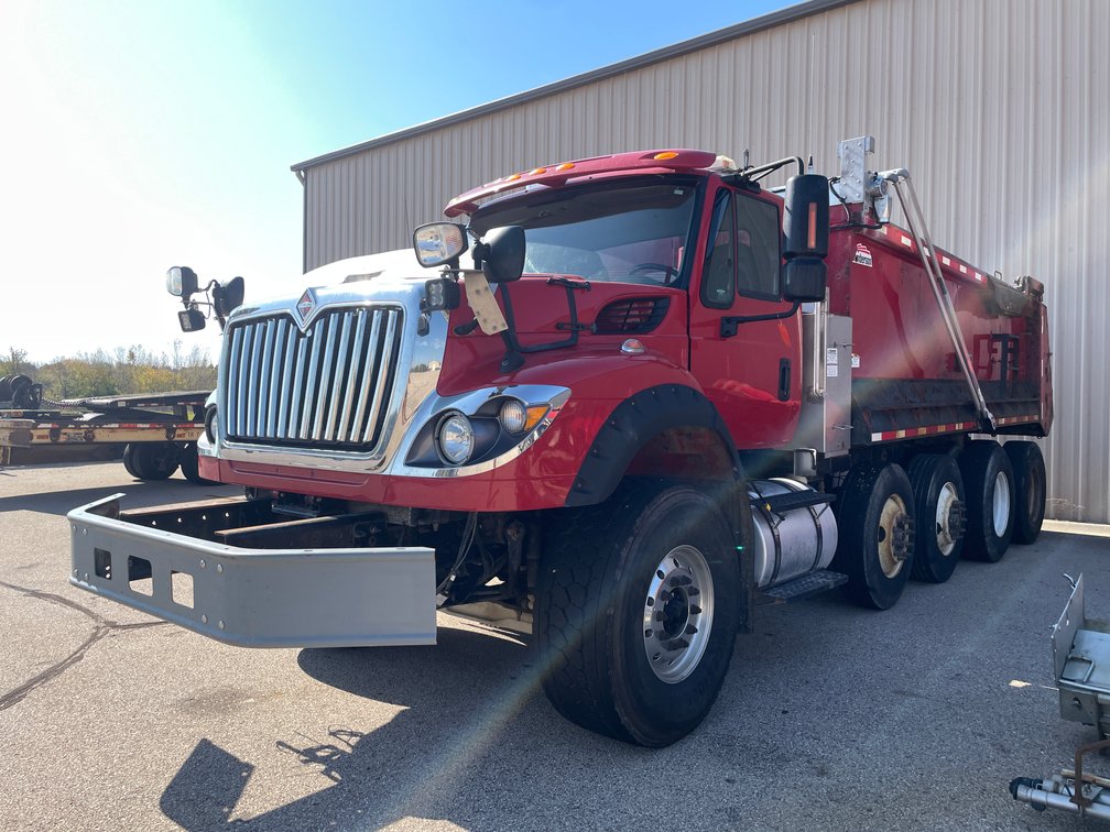 2018 International 7600 Quad Axle Dump Truck (Has WI Title) with Accessories