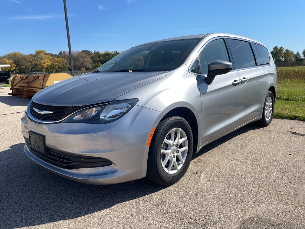2020 Chrysler Voyager Mini Van (Has WI Title)