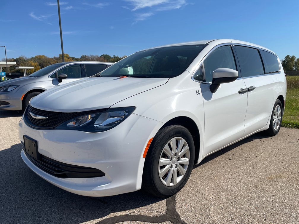 2020 Chrysler Voyager Mini Van (Has WI Title)
