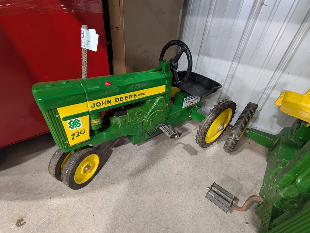 Ertl John Deere Pedal Tractor