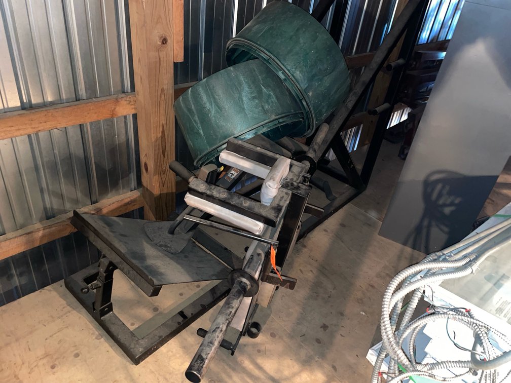 Plate Loaded Leverage Squat Machine with Storage Rack