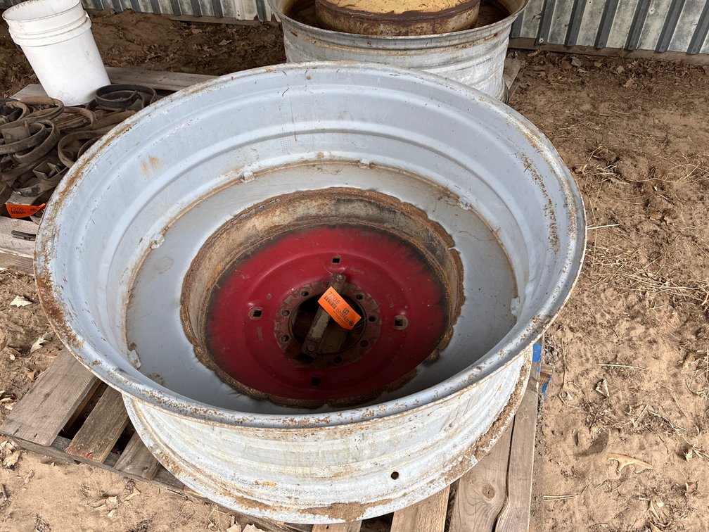 (1) Tractor Wheel Rim Assembly with Red Center Dish