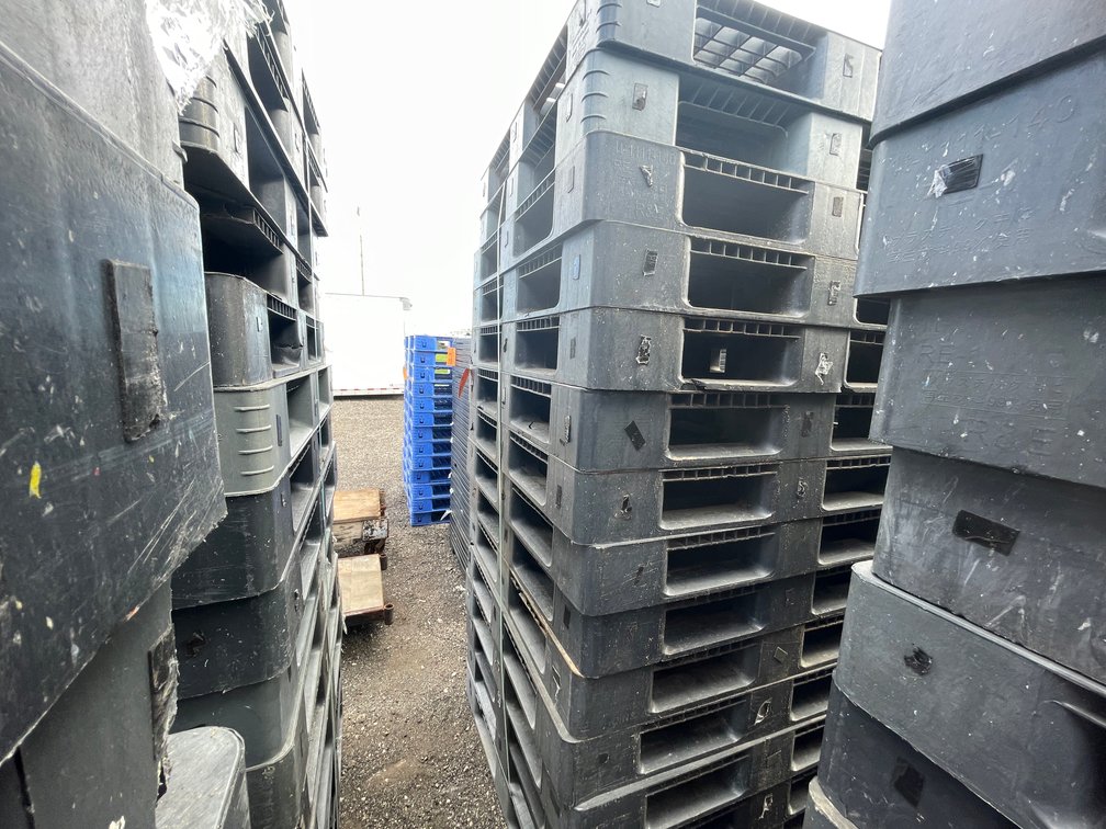 (15) Plastic Pallets