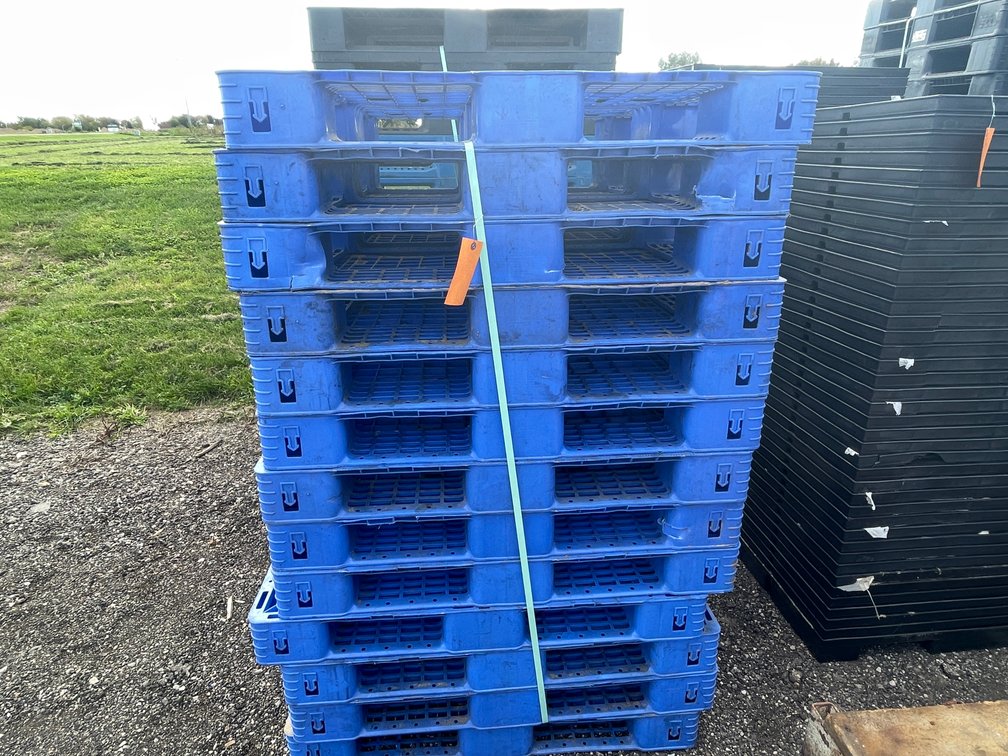 (13) Plastic Pallets