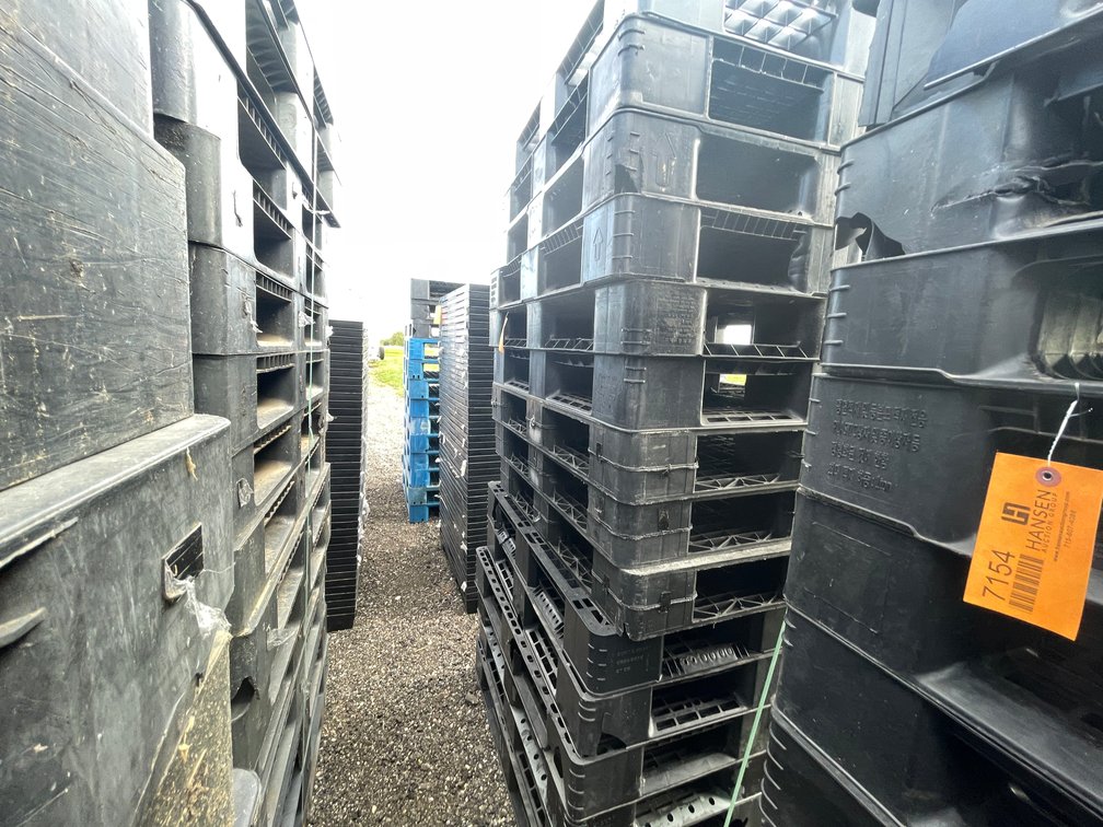 (15) Plastic Pallets