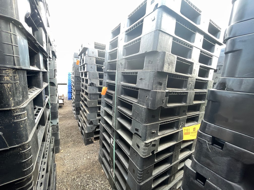 (15) Plastic Pallets