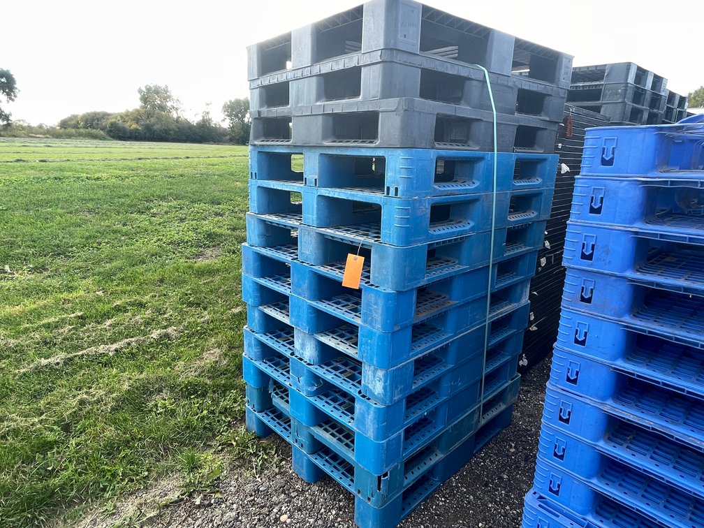 (13) Plastic Pallets