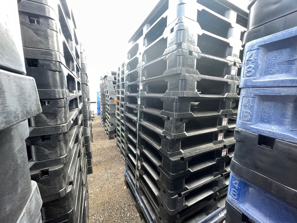 (15) Plastic Pallets