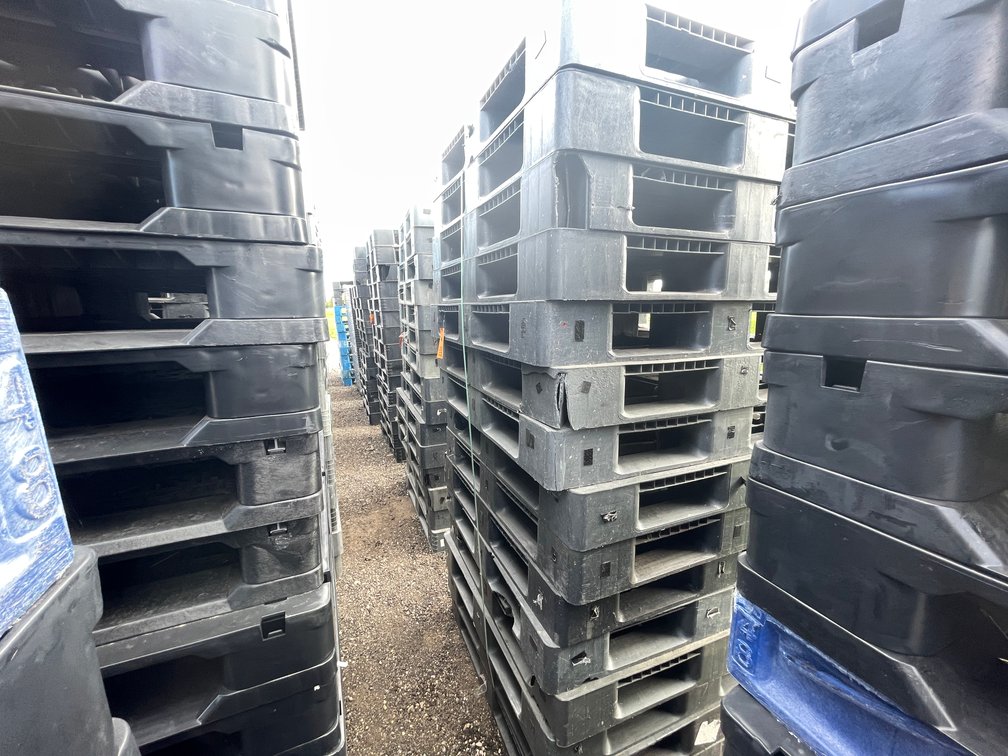 (15) Plastic Pallets
