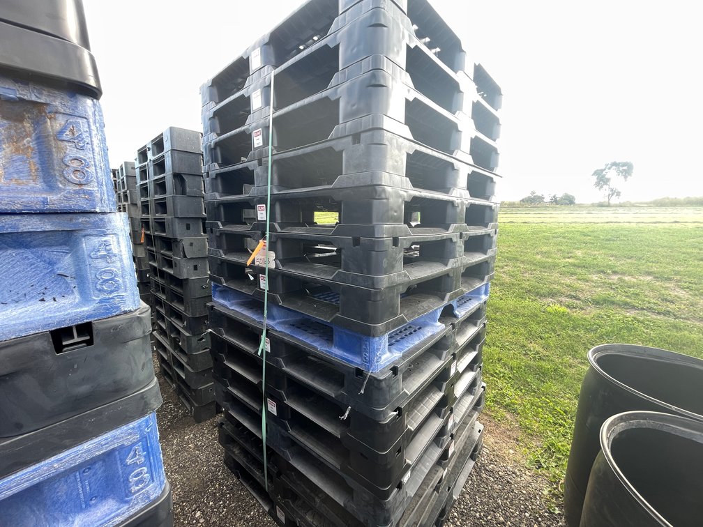 (15) Plastic Pallets
