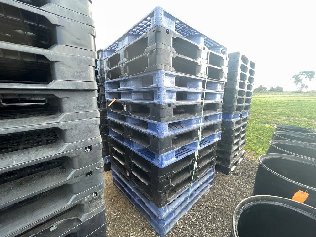 (15) Plastic Pallets