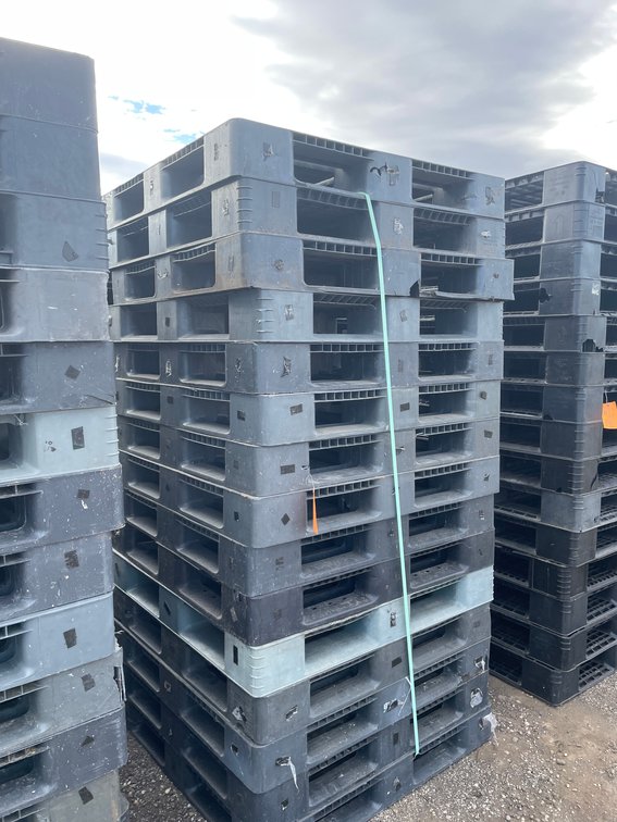(15) Plastic Pallets