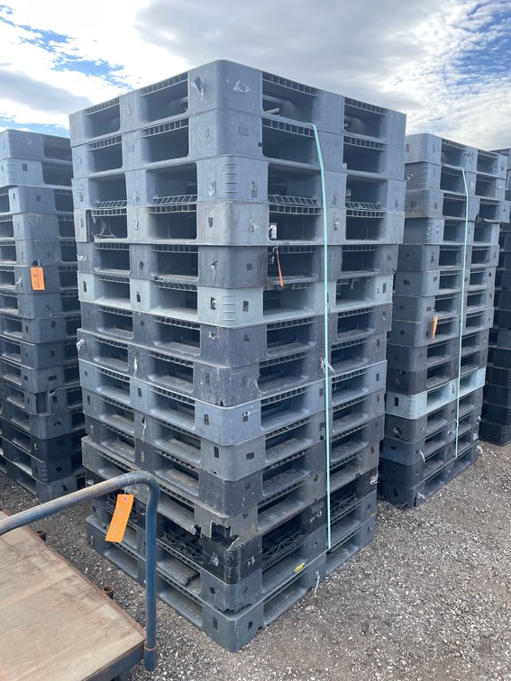 (15) Plastic Pallets