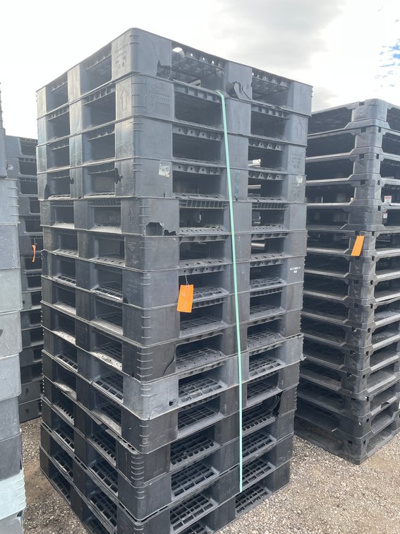 (15) Plastic Pallets