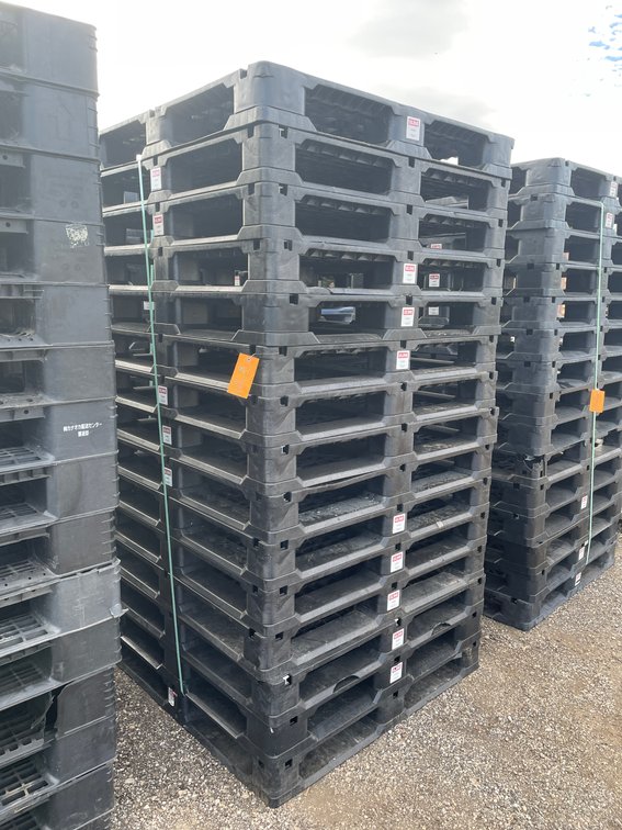 (15) Plastic Pallets