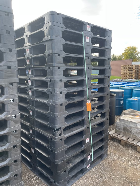 (15) Plastic Pallets
