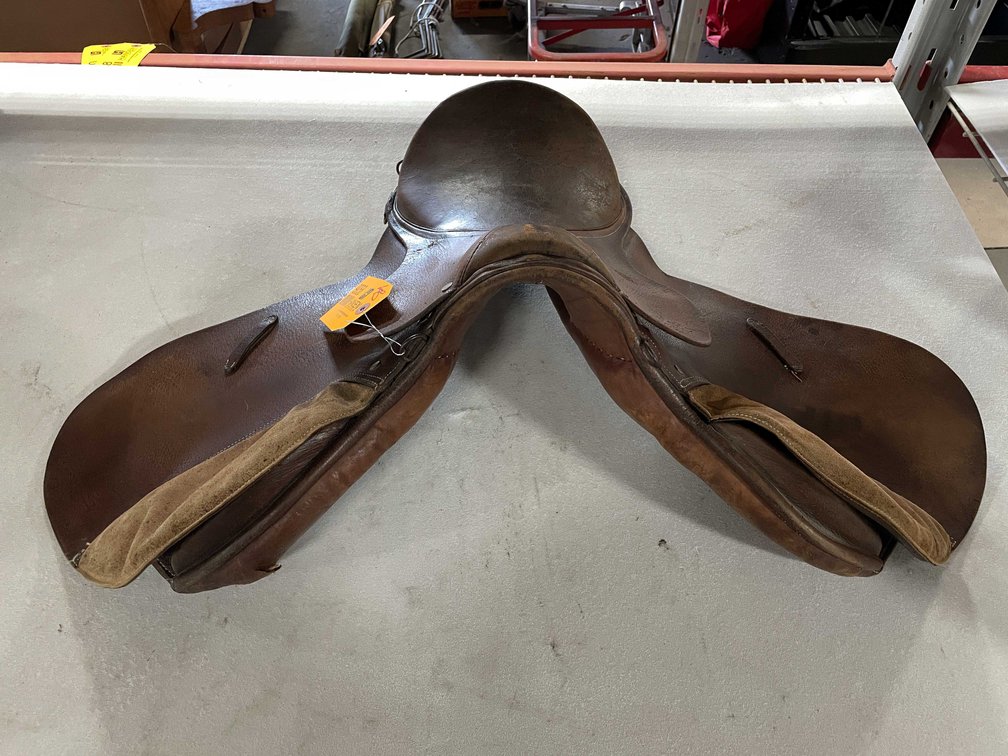 Vintage Cortina English Leather Saddle (T6)