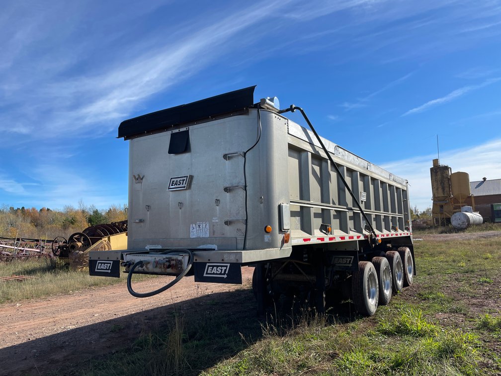 2001 East 28' Aluminum Q/A Dump Trailer (Has MI. Title)