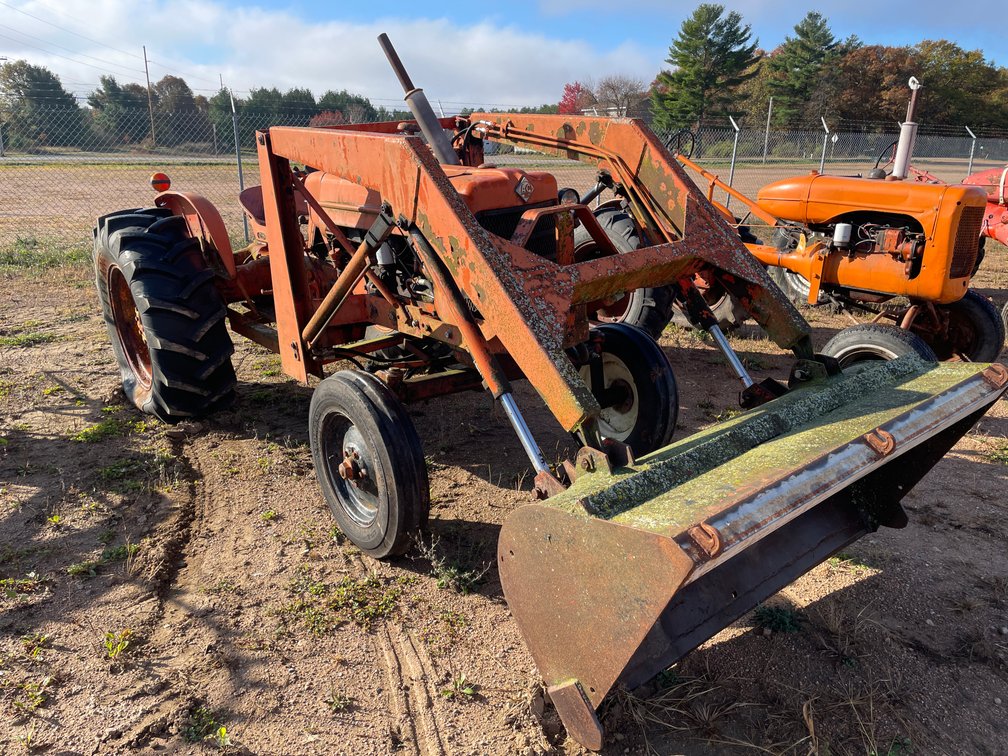Allis Chalmers Tractor with Loader Arm (Non-Runner)