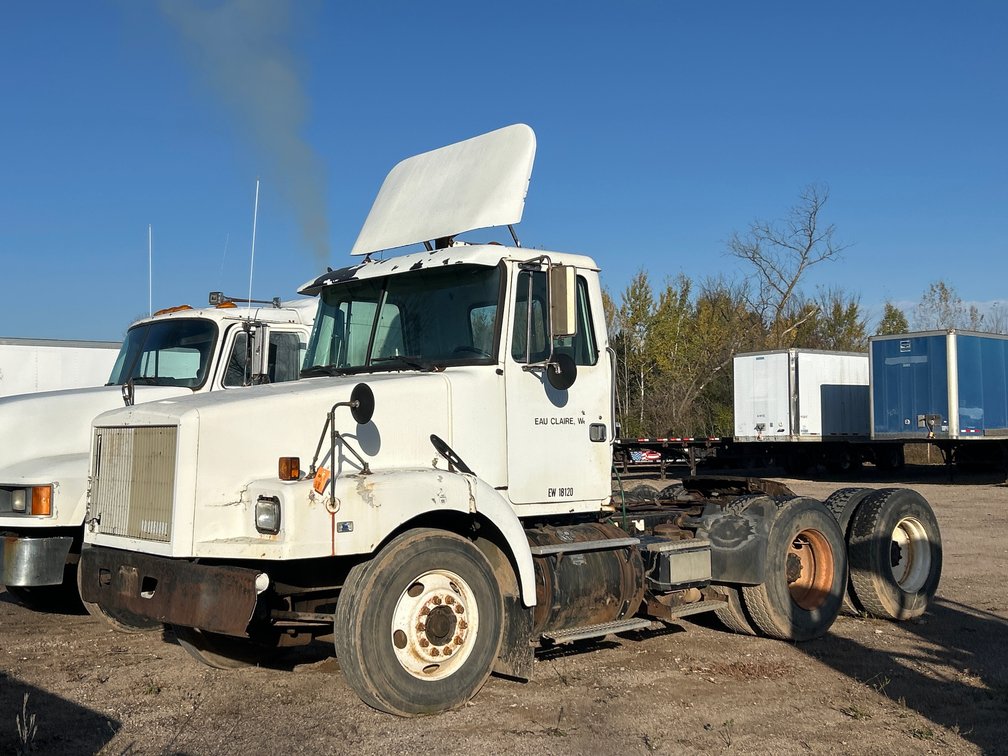 1995 Volvo GM WG64T Tandem Axle Day Cab Semi Tractor (Has WI Title)