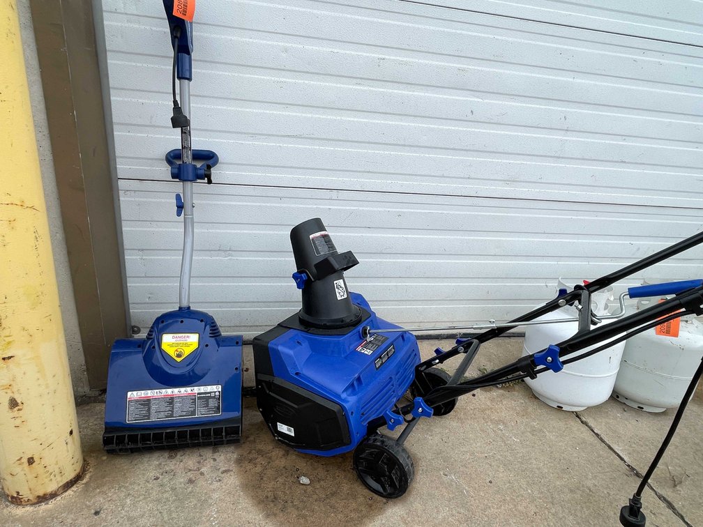 Snow Joe Electric Shovel and Snow Blower (03)