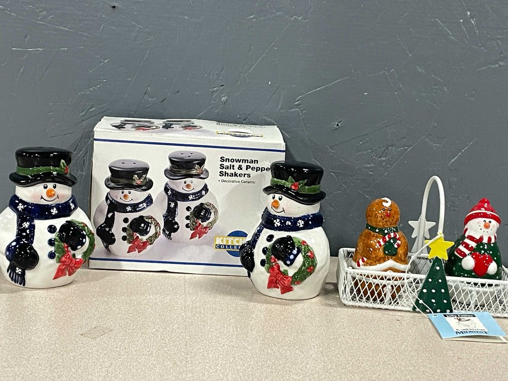 Christmas Salt and Pepper Shakers (T3)