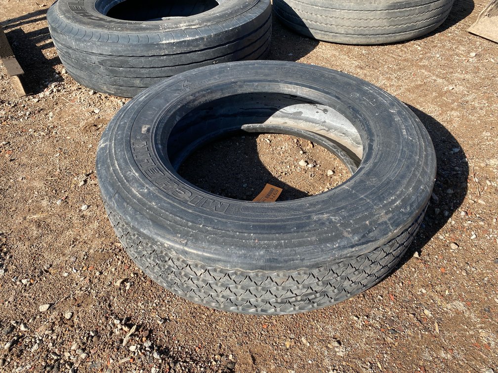 (1) Michelin Pilot XZE 255/70 R 22.5 Commercial Truck Tire