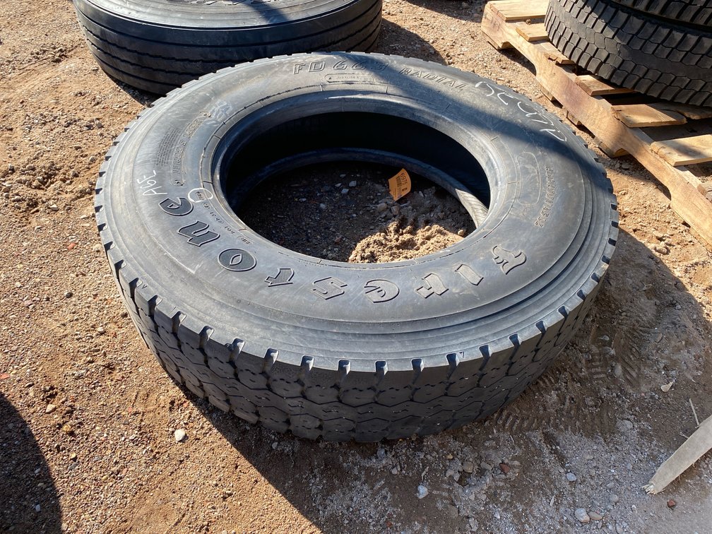(1) Firestone FD 663 Radial Commercial Truck Tire