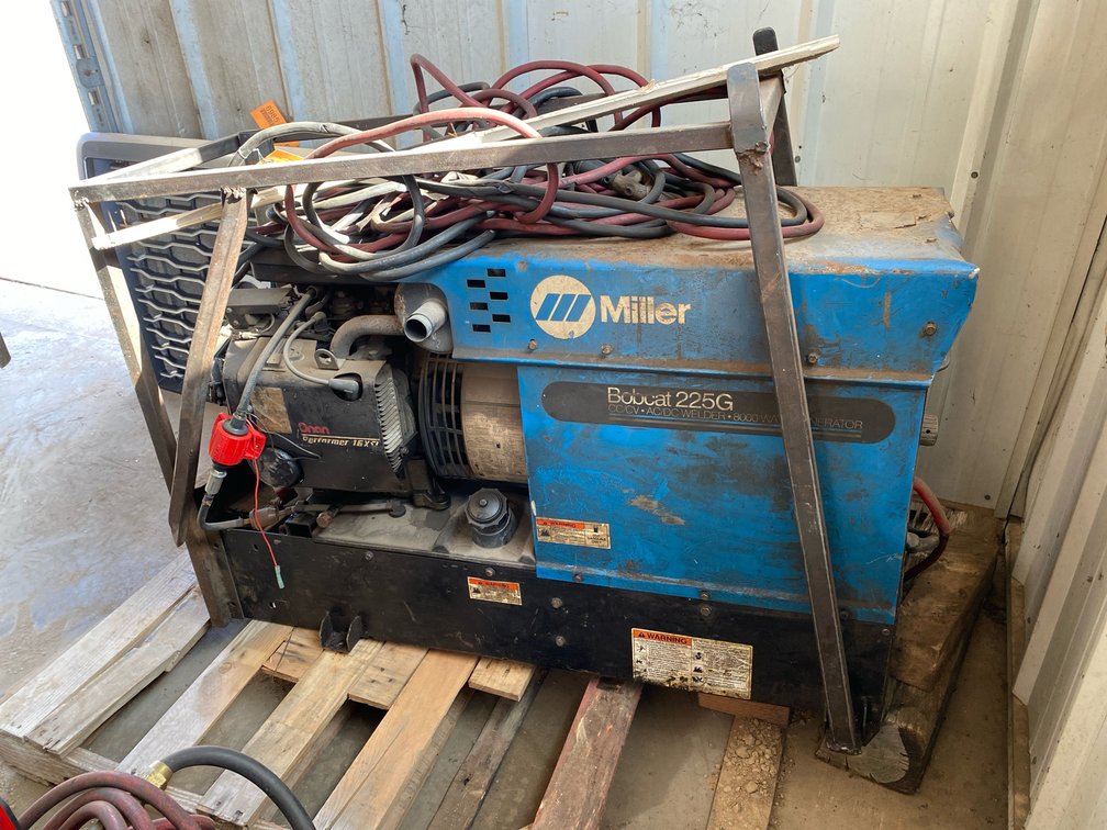 Miller Bobcat 225G Welder Generator with Onan Performer 16 XSL Engine