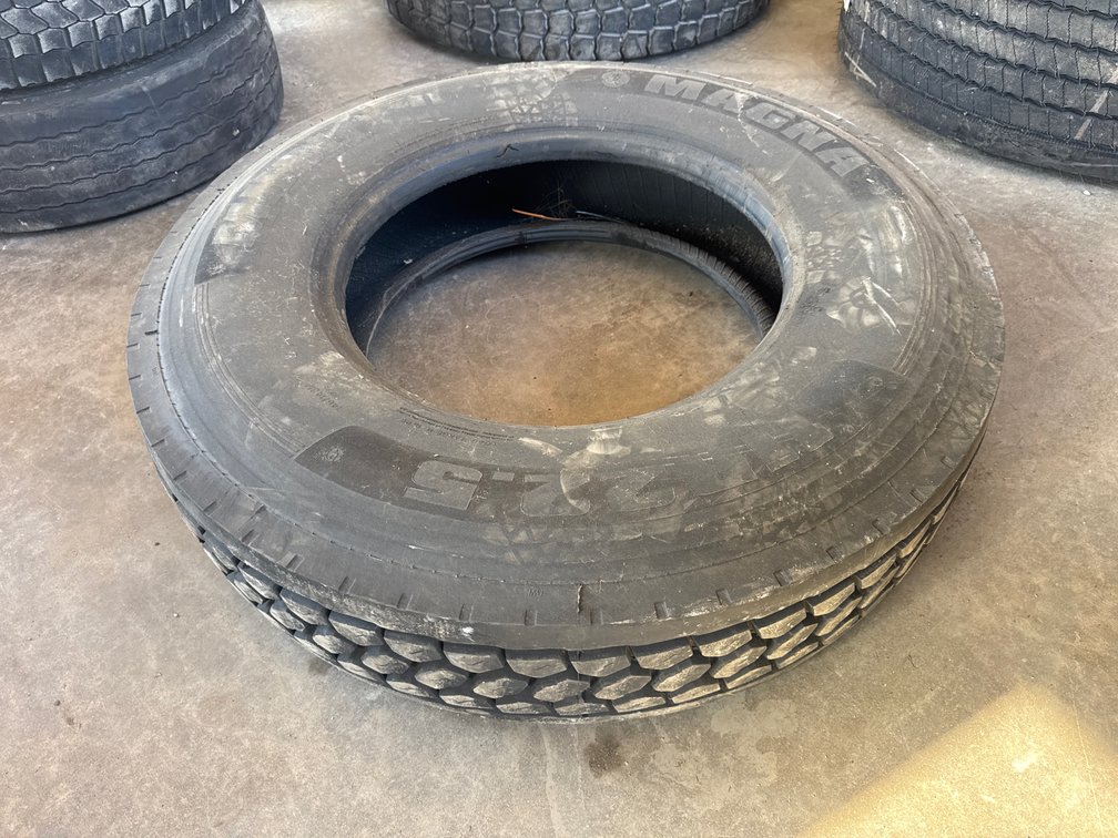 (1) Magna 11R22.5 Steel Radial Commercial Tire