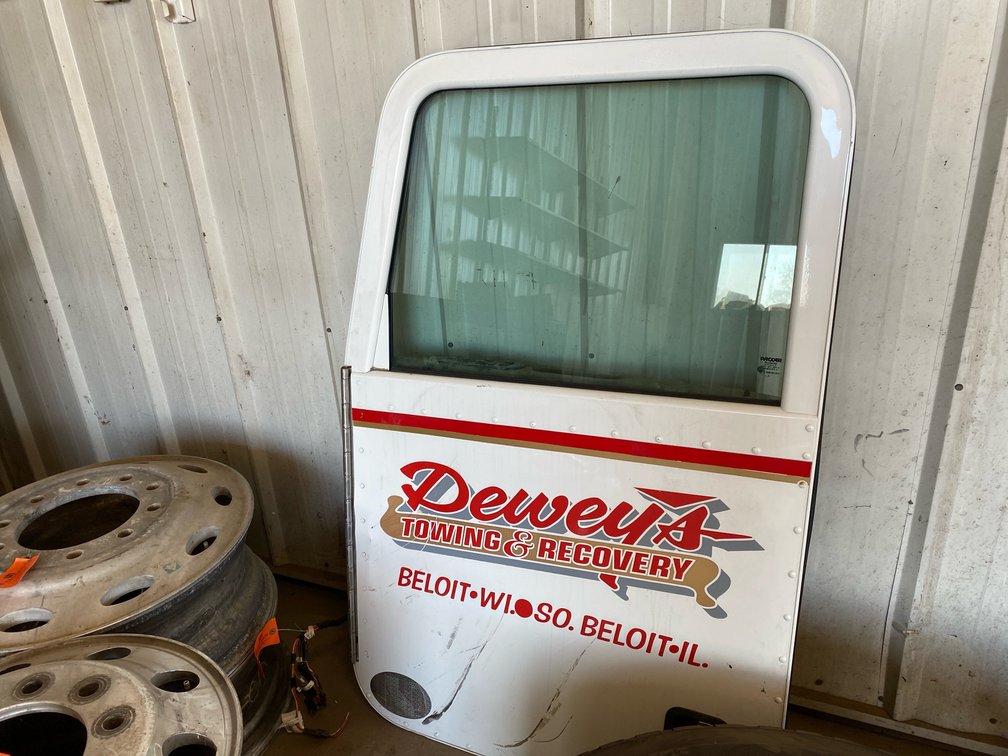 (1) Peterbilt Semi Truck Driver Side Door Assembly
