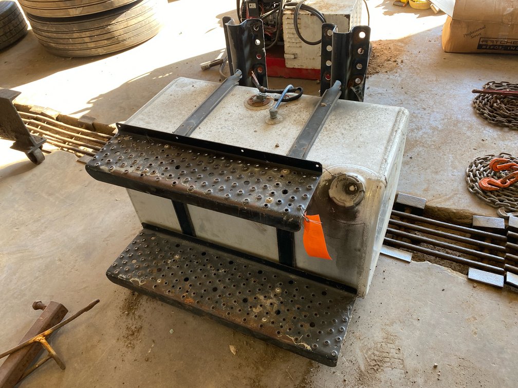Freightliner Aluminum Truck Fuel Tank with Steps and Mounting Brackets