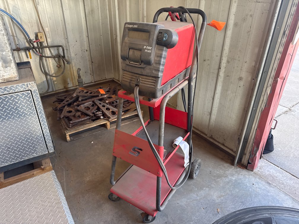 Snap-On D-TAC PLUS Diagnostic Battery Charger and Tester on Rolling Cart
