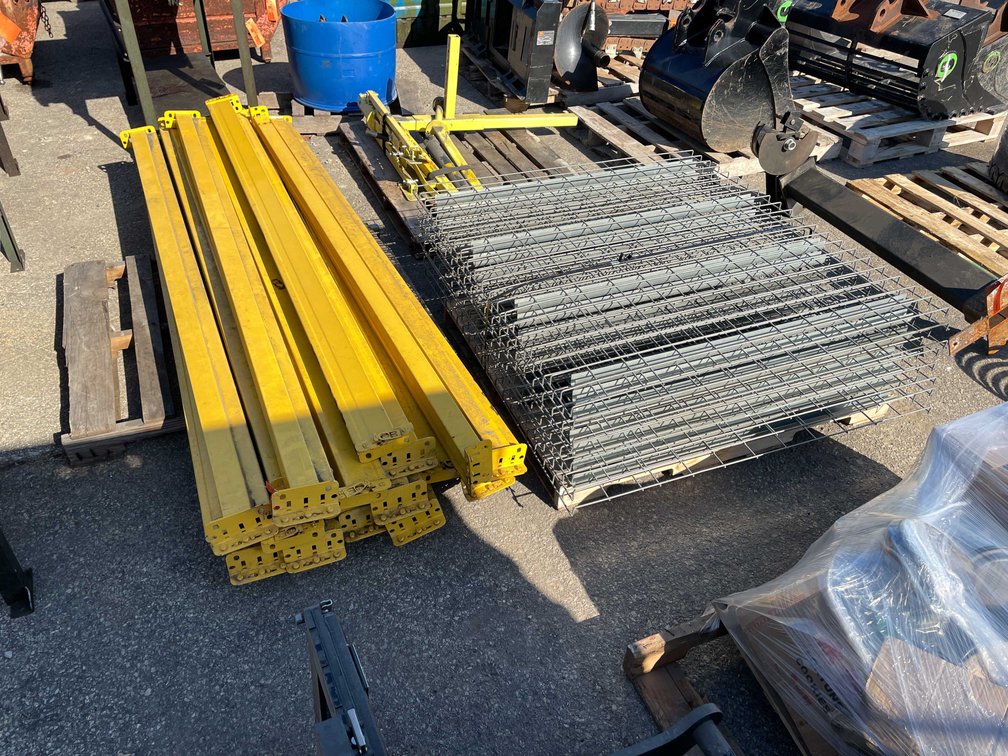 Teardrop Pallet Racking (09)
