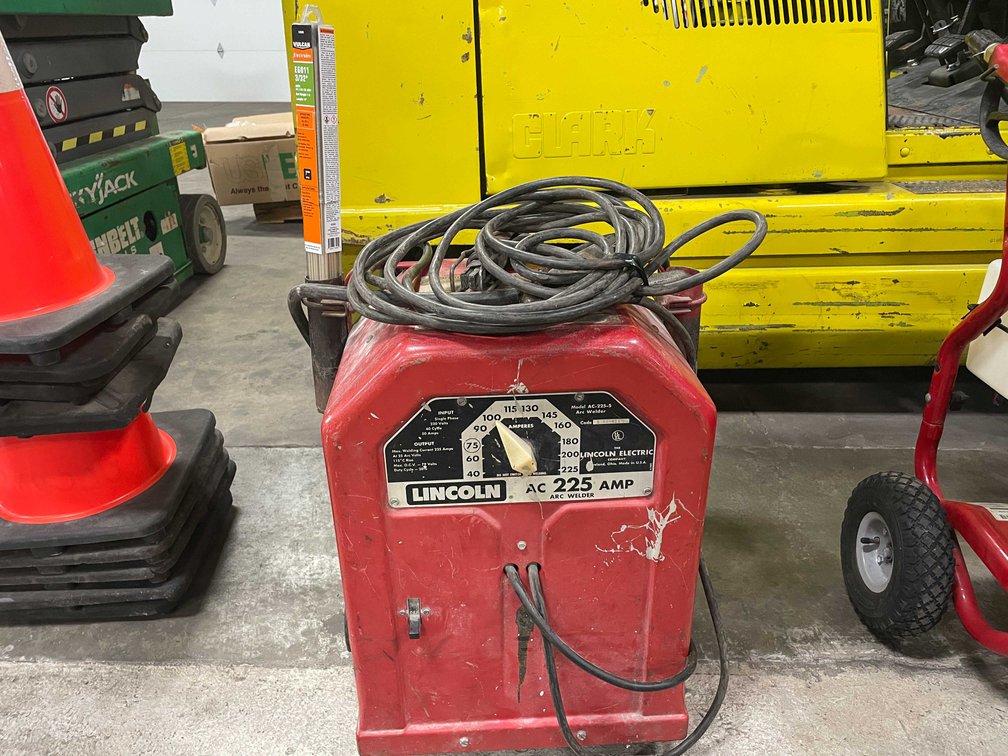 Lincoln 225 Amp Welder (E)