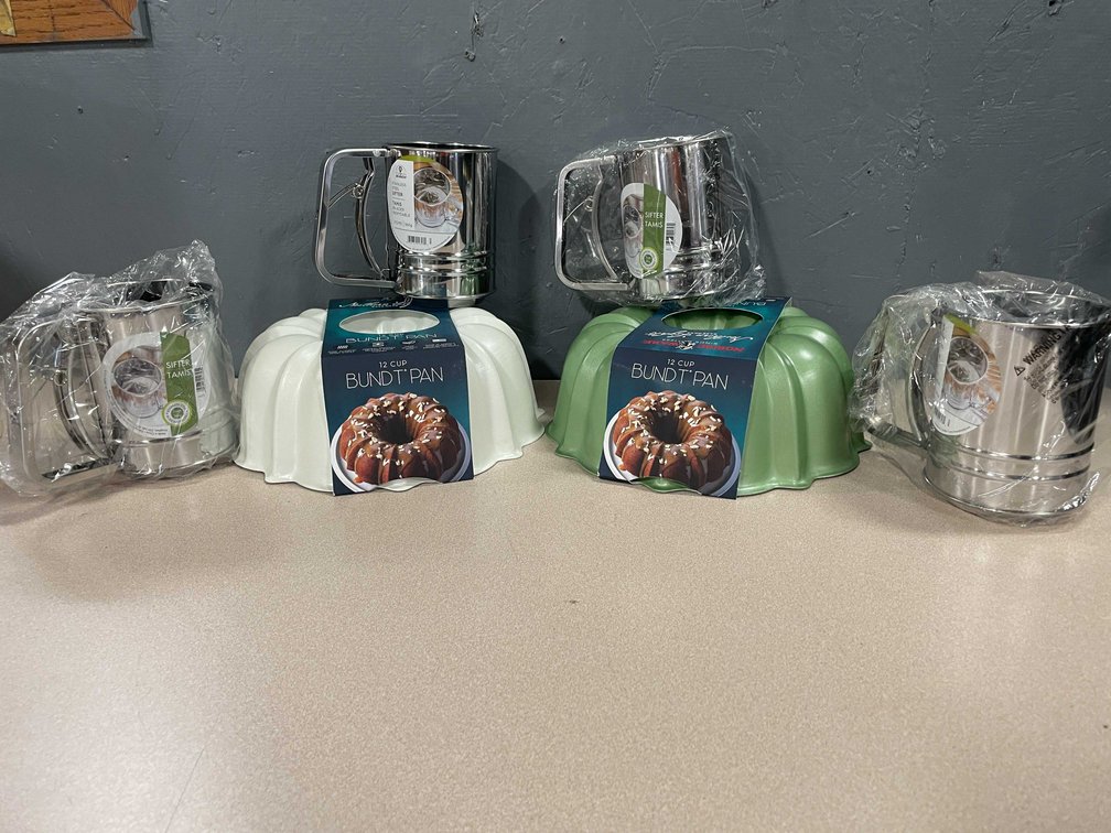 Bundt Cake Pans and Sifters (T2)