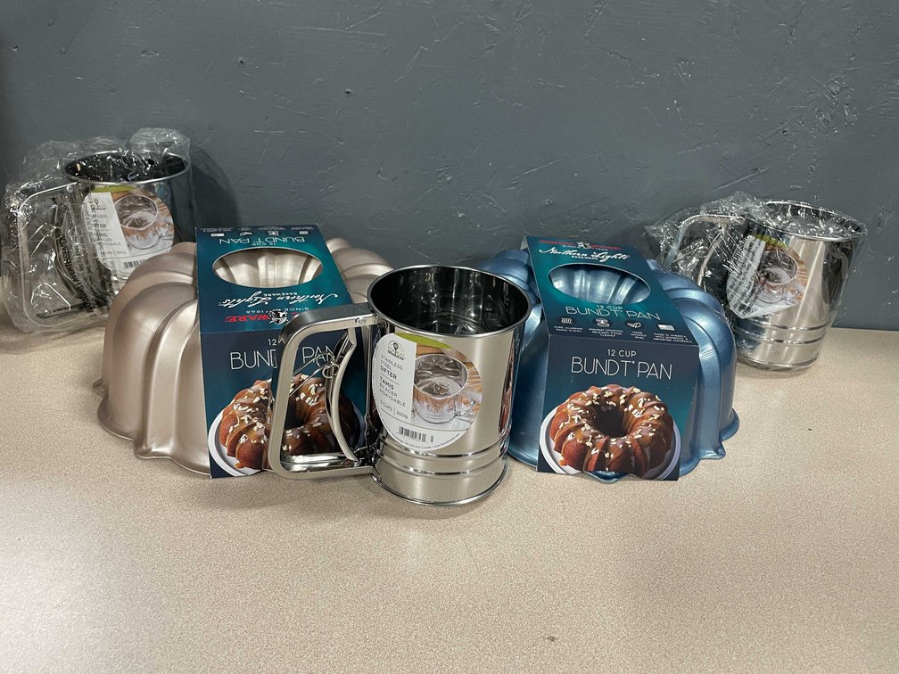Bundt Cake Pans and Sifters (T2)