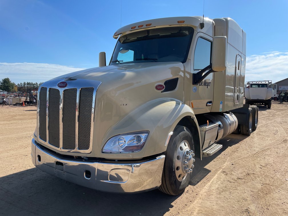 2017 Peterbilt 579 Sleeper Semi (Has WI Title)