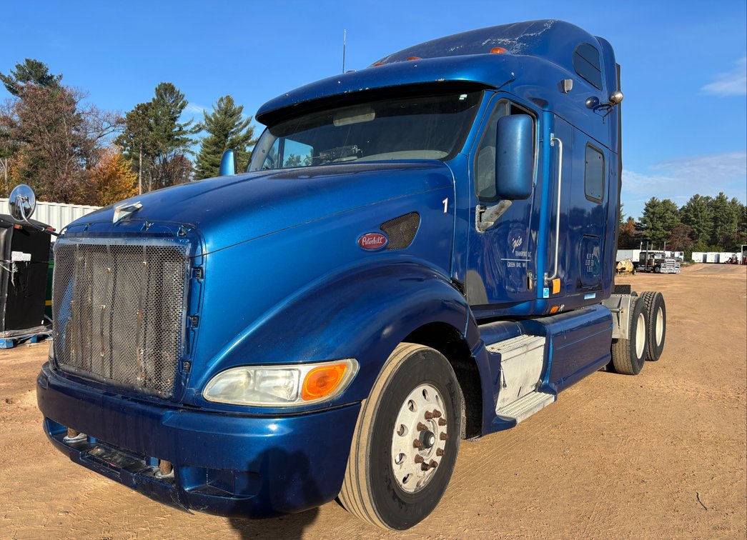 2003 Peterbilt 387 Sleeper Cab Semi (Has WI Title)