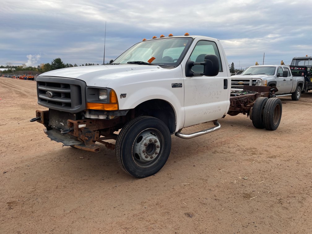 2001 Ford F450 XL Cab and Chassis (Has WI Title)