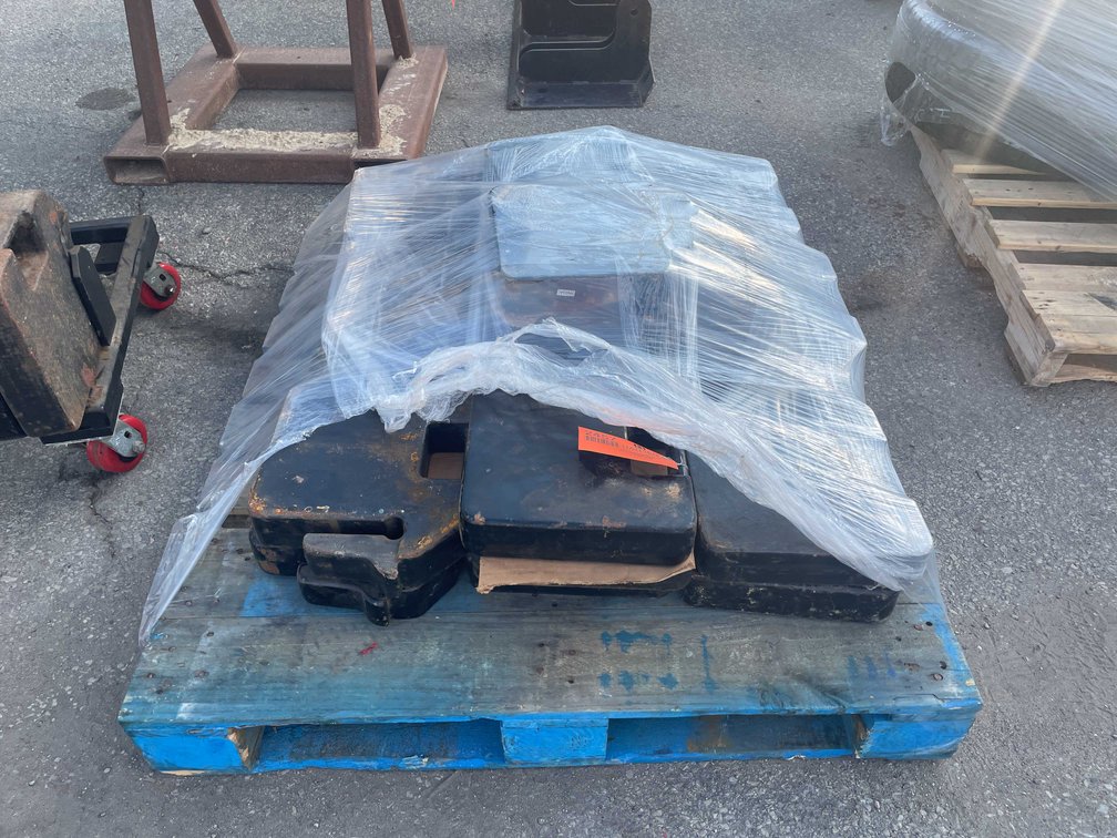 Suitcase Weights on Stand (03)