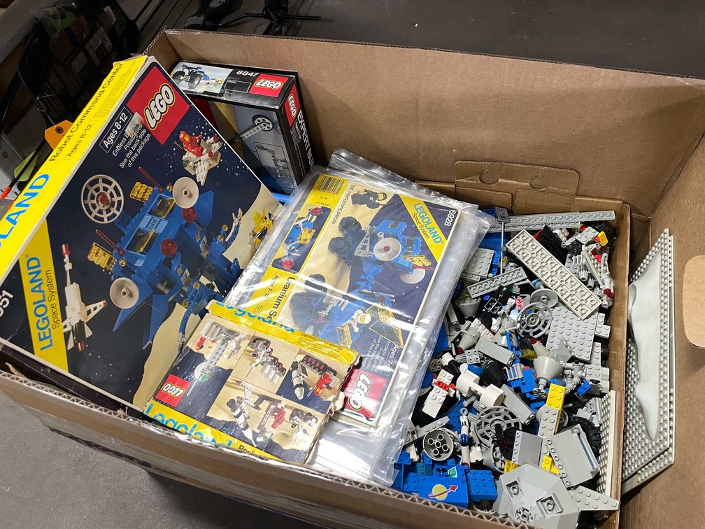Large Lot of Legos (T2)